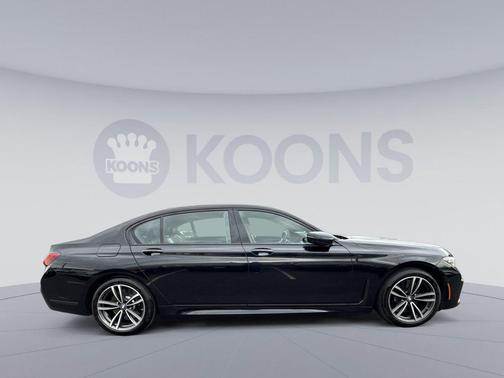 Black Sapphire Metallic 2022 BMW 740 i xDrive