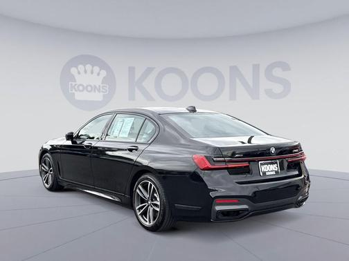 Black Sapphire Metallic 2022 BMW 740 i xDrive