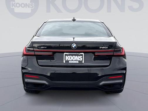 Black Sapphire Metallic 2022 BMW 740 i xDrive