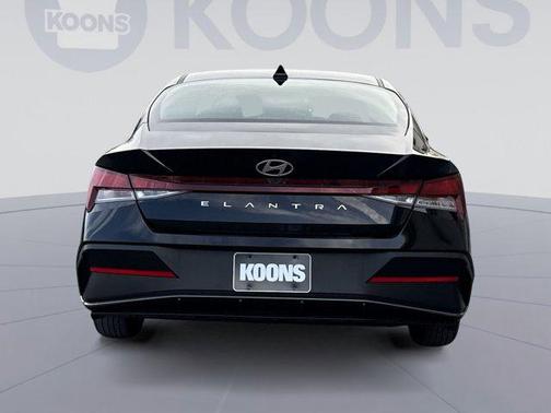 2024 Hyundai ELANTRA SE