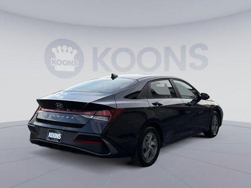 2024 Hyundai ELANTRA SE