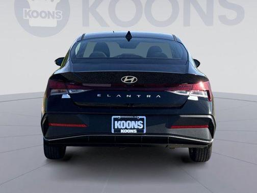 2025 Hyundai ELANTRA SE