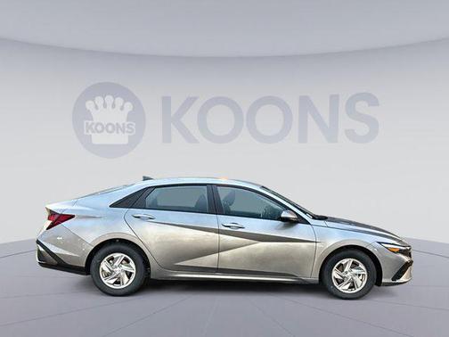 2025 Hyundai ELANTRA SE