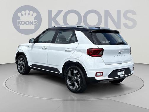 Lunar White w/Black Roof 2026 Hyundai VENUE SEL w/Two-Tone Roof