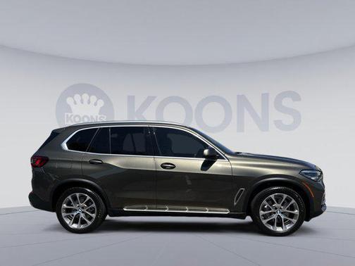 Manhattan Green Metallic 2021 BMW X5 sDrive40i