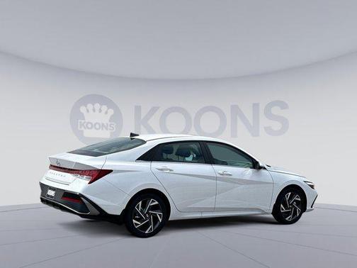 2025 Hyundai ELANTRA SEL