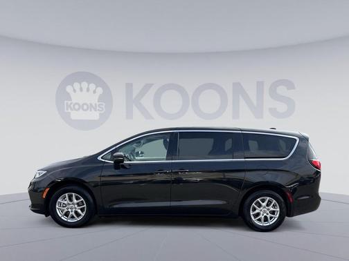 Brilliant Black Crystal Pearlcoat 2023 Chrysler Pacifica Touring L