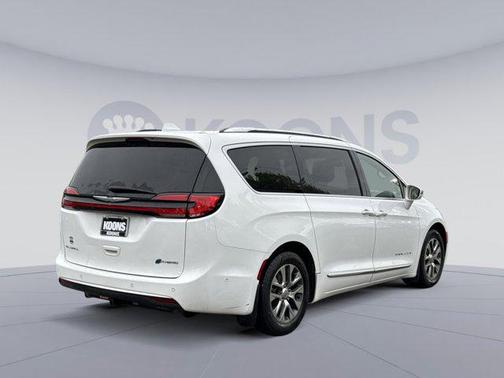 Bright White Clearcoat 2021 Chrysler Pacifica L