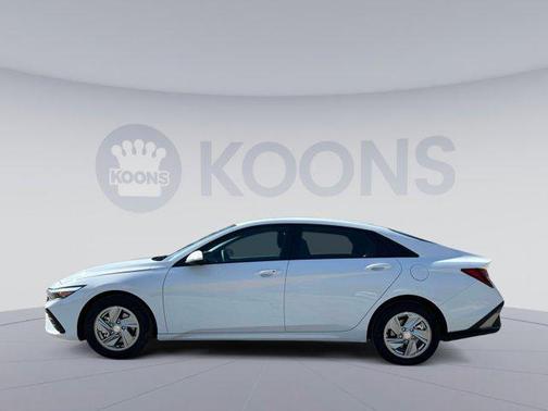 2025 Hyundai ELANTRA SE