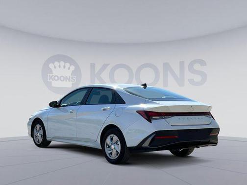 2025 Hyundai ELANTRA SE