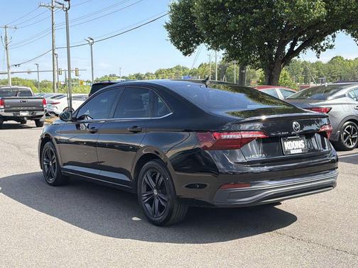 Deep Black 2022 Volkswagen Jetta 1.5T SE