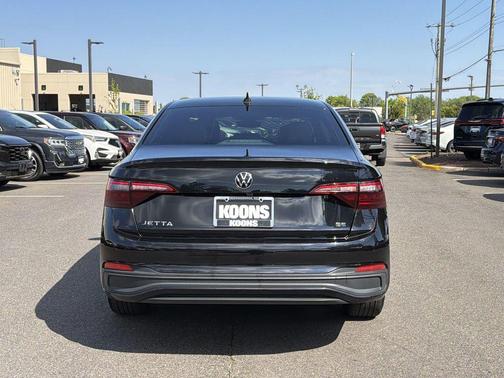 Deep Black 2022 Volkswagen Jetta 1.5T SE