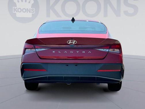 2025 Hyundai ELANTRA SE