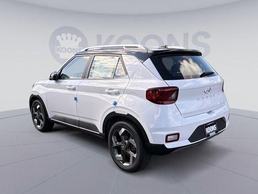 Lunar White w/Black Roof 2026 Hyundai VENUE SEL w/Two-Tone Roof