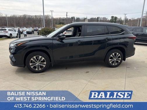Midnight Black Metallic 2025 Toyota Highlander XLE