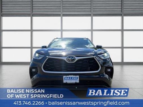 Midnight Black Metallic 2025 Toyota Highlander XLE
