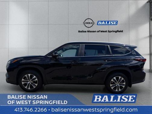 Midnight Black Metallic 2025 Toyota Highlander XLE