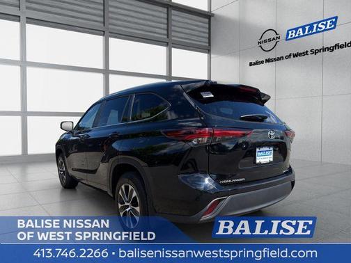 Midnight Black Metallic 2025 Toyota Highlander XLE