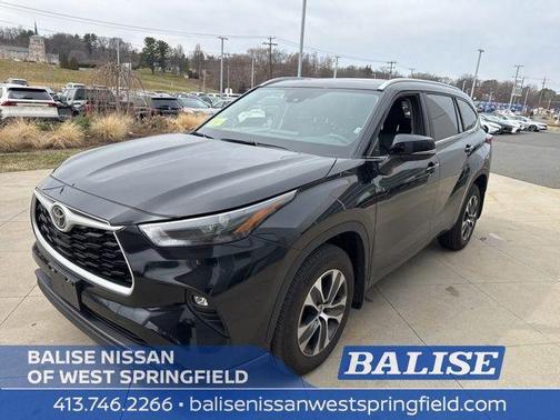 Midnight Black Metallic 2025 Toyota Highlander XLE