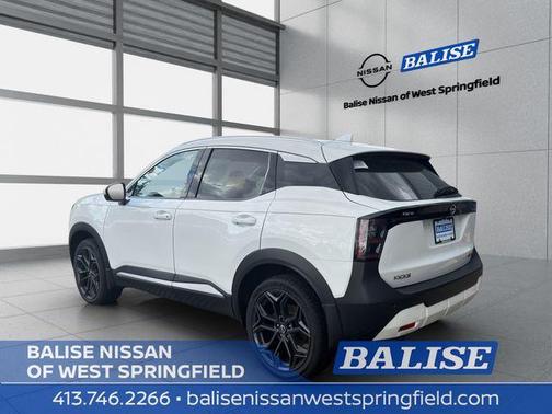 Aspen White Tri 2025 Nissan Kicks SR