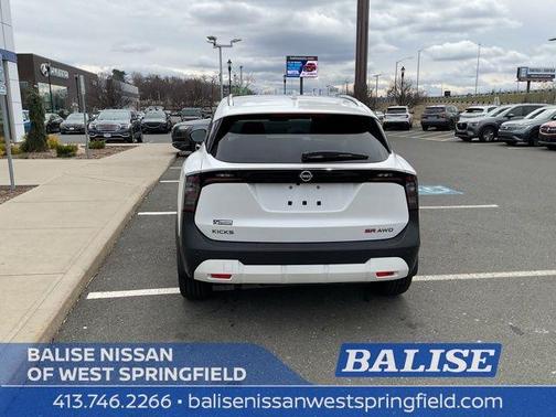 Aspen White Tri 2025 Nissan Kicks SR
