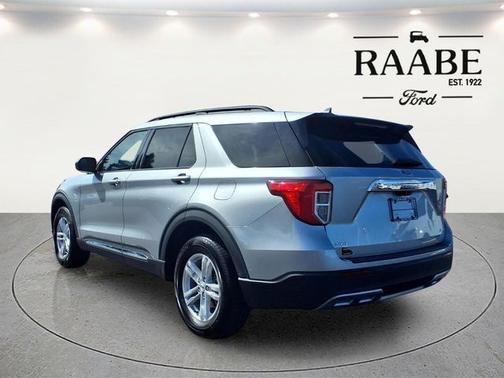 ICONIC SILVER METALLIC 2023 Ford Explorer XLT