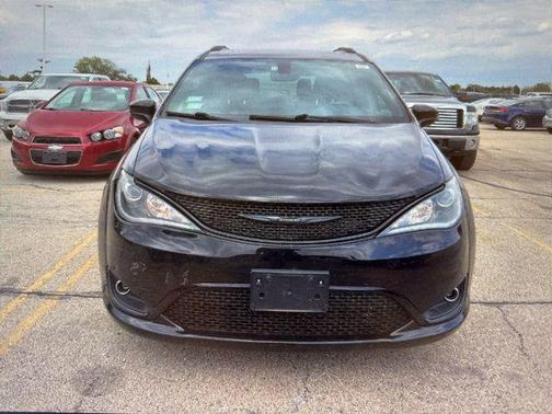 Brilliant Black Crystal Pearlcoat 2020 Chrysler Pacifica Touring-L Plus