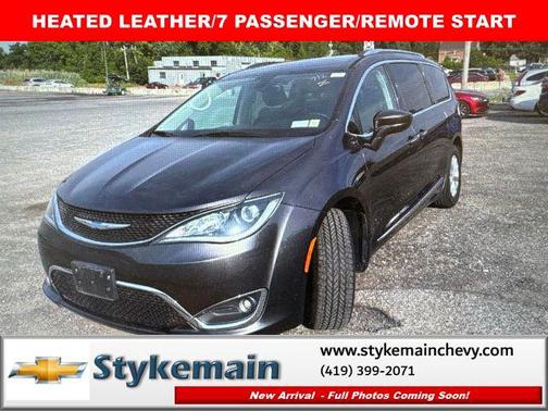 Granite Crystal Metallic Clearcoat 2018 Chrysler Pacifica Touring-L