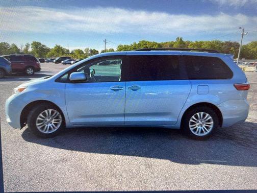 Sky Blue Pearl 2017 Toyota Sienna XLE