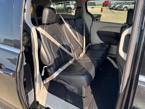 Brilliant Black Crystal Pearlcoat 2017 Chrysler Pacifica Touring-L
