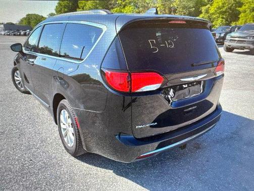 Brilliant Black Crystal Pearlcoat 2017 Chrysler Pacifica Touring-L