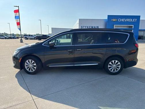 Brilliant Black Crystal Pearlcoat 2017 Chrysler Pacifica Touring-L