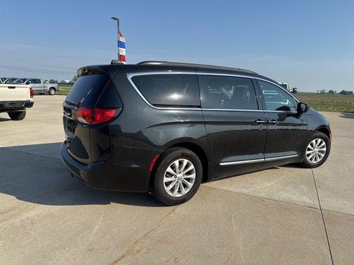 Brilliant Black Crystal Pearlcoat 2017 Chrysler Pacifica Touring-L