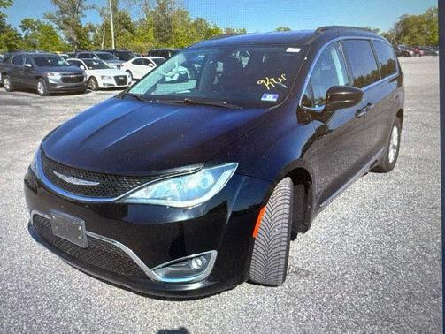 Brilliant Black Crystal Pearlcoat 2017 Chrysler Pacifica Touring-L