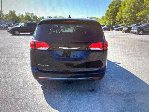 Brilliant Black Crystal Pearlcoat 2017 Chrysler Pacifica Touring-L
