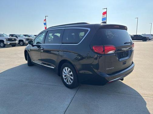 Brilliant Black Crystal Pearlcoat 2017 Chrysler Pacifica Touring-L