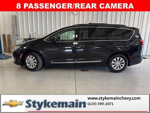 Brilliant Black Crystal Pearlcoat 2017 Chrysler Pacifica Touring-L