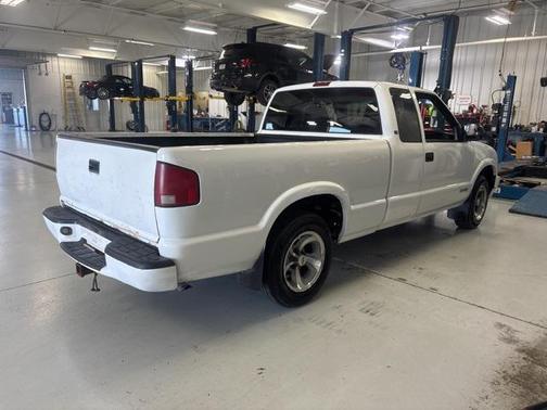 2000 Chevrolet S-10 Base