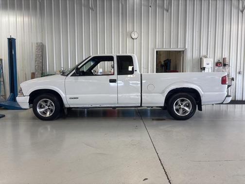 2000 Chevrolet S-10 Base