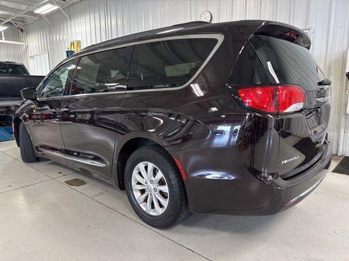 Dark Cordovan Pearlcoat 2017 Chrysler Pacifica Touring-L