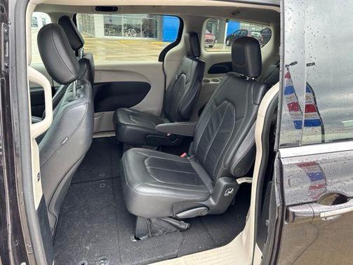 Dark Cordovan Pearlcoat 2017 Chrysler Pacifica Touring-L