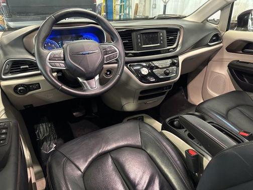 Dark Cordovan Pearlcoat 2017 Chrysler Pacifica Touring-L