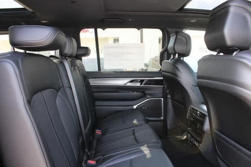 2025 Jeep Wagoneer Base