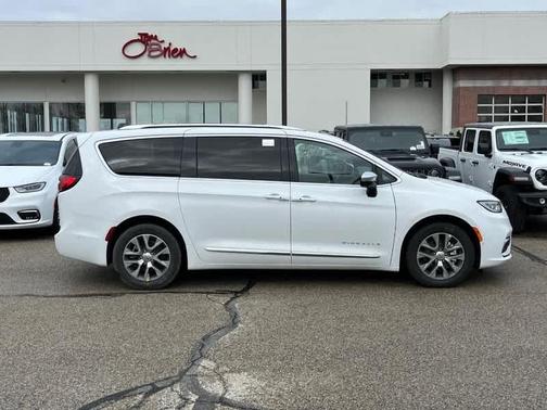 2025 Chrysler Pacifica Hybrid Pinnacle