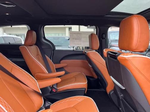 2025 Chrysler Pacifica Hybrid Pinnacle