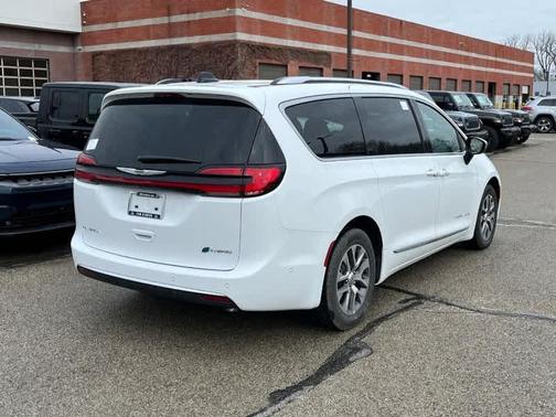 2025 Chrysler Pacifica Hybrid Pinnacle