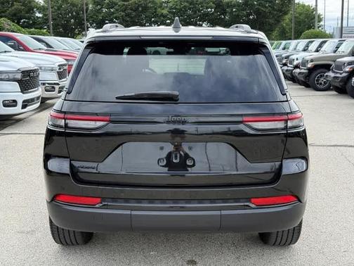 Diamond Black 2024 Jeep Grand Cherokee Laredo
