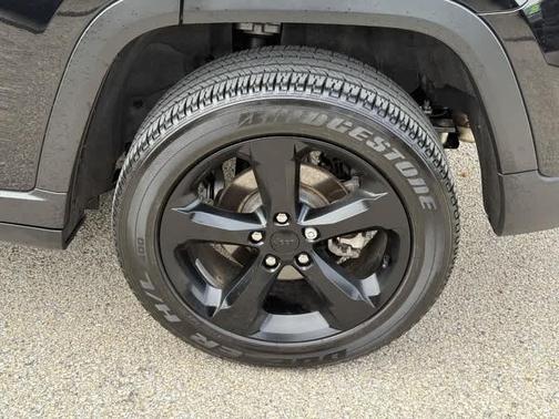 Diamond Black 2024 Jeep Grand Cherokee Laredo