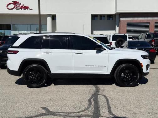Bright White Clearcoat 2024 Jeep Grand Cherokee Laredo