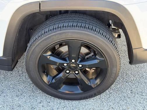 Bright White Clearcoat 2023 Jeep Grand Cherokee L Laredo